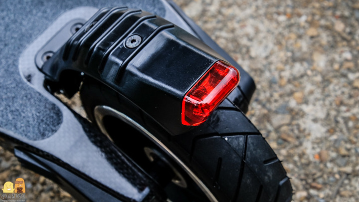 電動滑板車要怎買?購買七大重點報你知!Waymax-X6 碳纖維電動滑板車,購買首選必推它