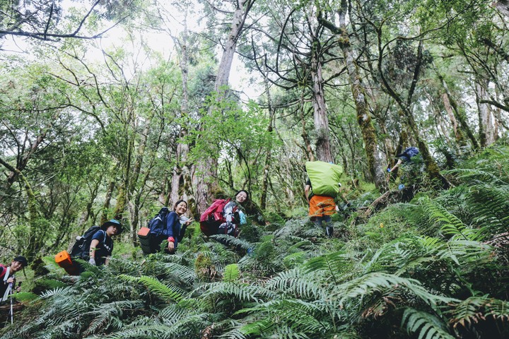 【宜蘭｜加羅湖】超過百人的高山露營，超高清的湖泊倒影，一探仙女灑落的珍珠仙境