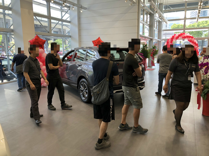 扯耶,板橋HONDA也太多人來看CRV了吧