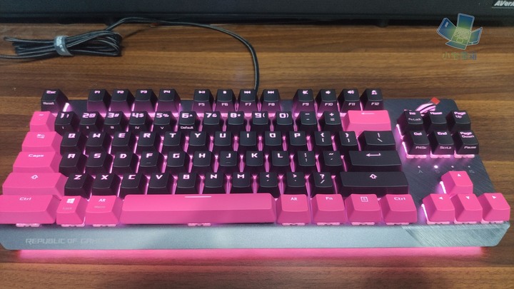 點我看大圖 【小宅開箱】ASUS ROG Strix Scope TKL Electro Punk 機械式電競鍵盤
