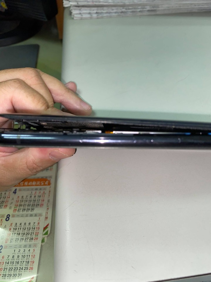 兩年前買的VIVO-NEX 背蓋爆了