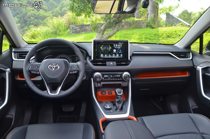 Toyota RAV4 2.0 Adventure 4WD 試駕,不安於都市、脫掉制服更有休旅風格!