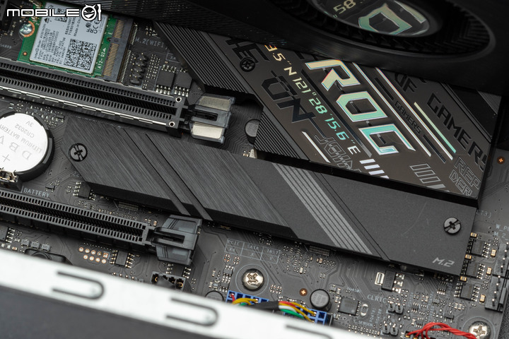 ROG STRIX GT35 電競主機實測 寬版機體擴充性與散熱兼具