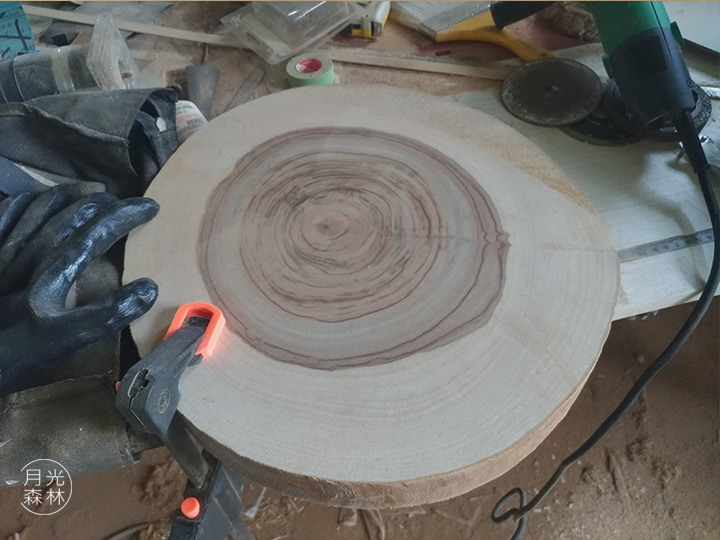 【創作】把深海寧靜的光影帶回家的發光實木茶几，家具與燈具的結合創作