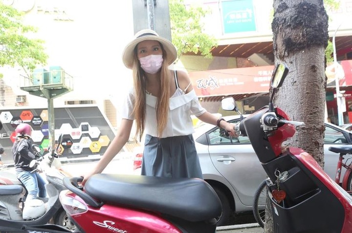 獨家|正妹試騎Gogoro不慎傾倒控業者敲上萬元賠償
