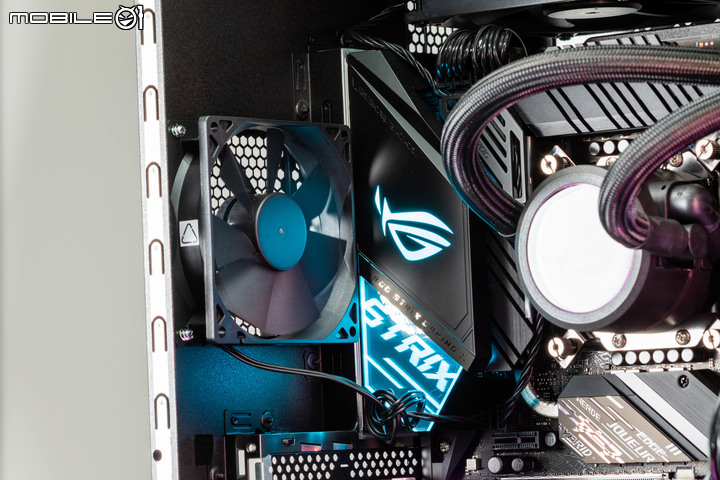 ROG STRIX GT35 電競主機實測 寬版機體擴充性與散熱兼具