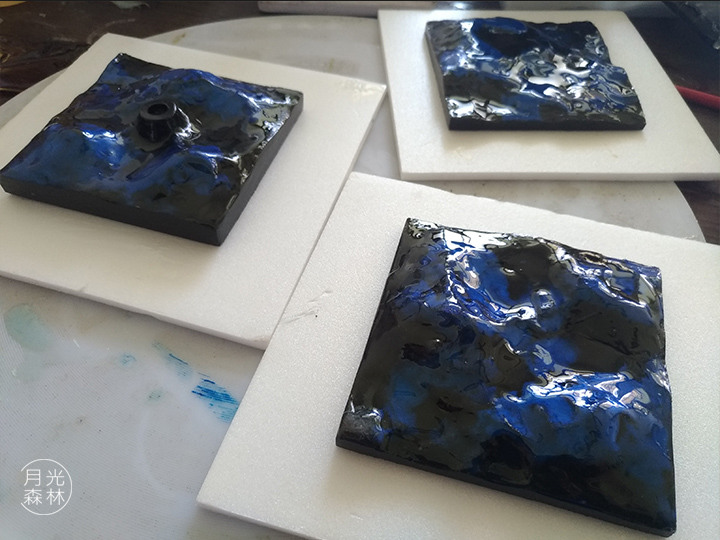 【創作】把深海寧靜的光影帶回家的發光實木茶几，家具與燈具的結合創作