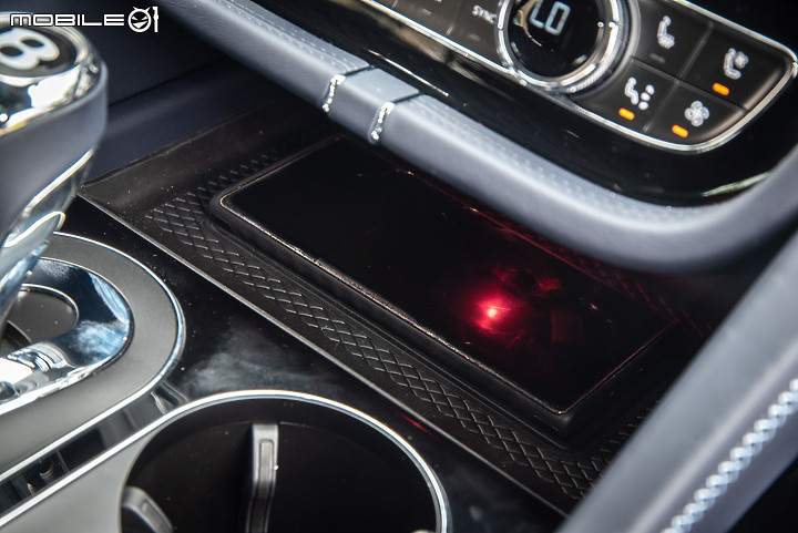 Bentley 新款 Bentayga V8 試駕 古典奢華休旅典範,科技含量益發強大!