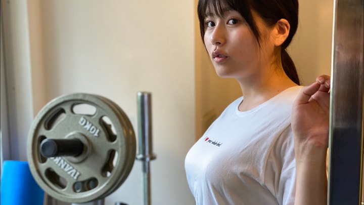 AV女優小倉由菜、三上悠亞陪你一起居家健身！
