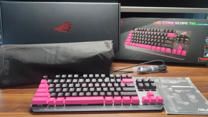 點我看大圖 【小宅開箱】ASUS ROG Strix Scope TKL Electro Punk 機械式電競鍵盤