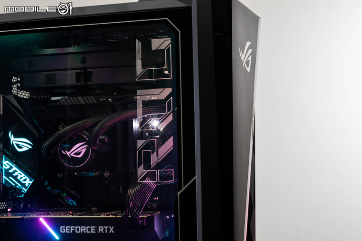 ROG STRIX GT35 電競主機實測 寬版機體擴充性與散熱兼具