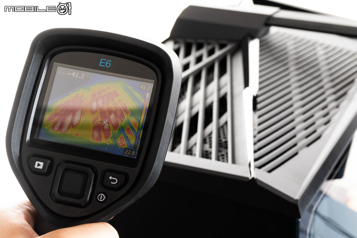 ROG STRIX GT35 電競主機實測 寬版機體擴充性與散熱兼具