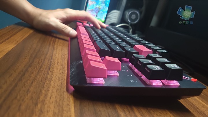 點我看大圖 【小宅開箱】ASUS ROG Strix Scope TKL Electro Punk 機械式電競鍵盤