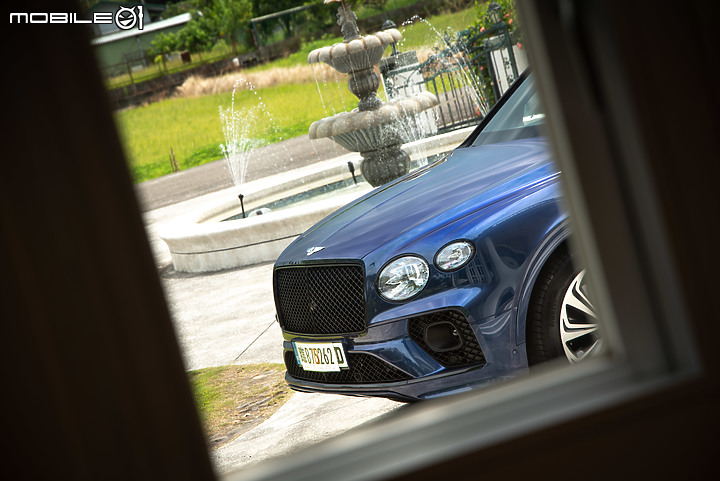 Bentley 新款 Bentayga V8 試駕 古典奢華休旅典範,科技含量益發強大!