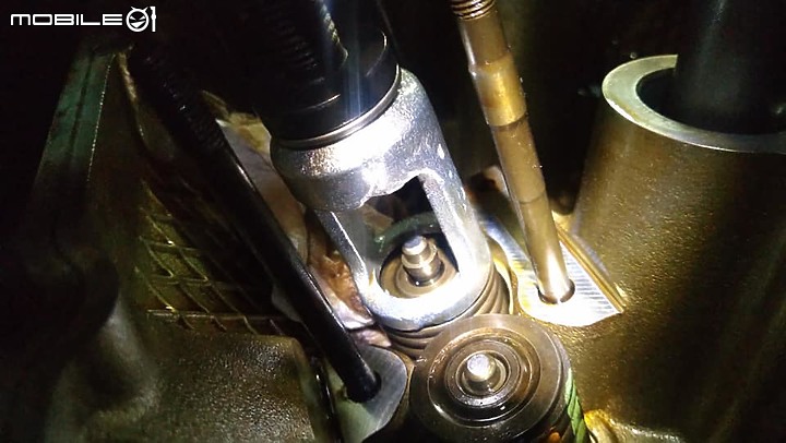 點我看大圖 BMW E34 DIY 專輯30 汽門油封更換