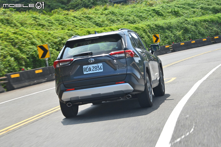 Toyota RAV4 2.0 Adventure 4WD 試駕,不安於都市、脫掉制服更有休旅風格!