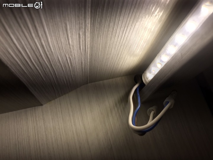 點我看大圖 想從櫃子內燈具的電線中接出插座,請問可行嗎?