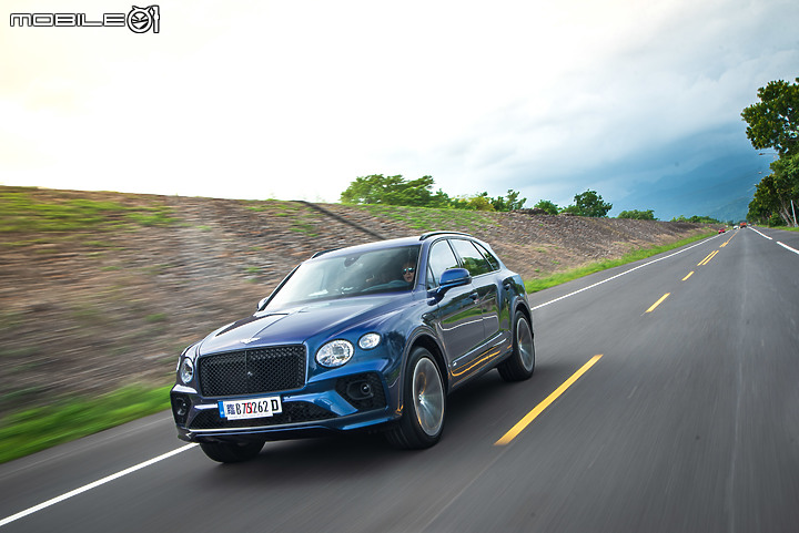 Bentley 新款 Bentayga V8 試駕 古典奢華休旅典範,科技含量益發強大!