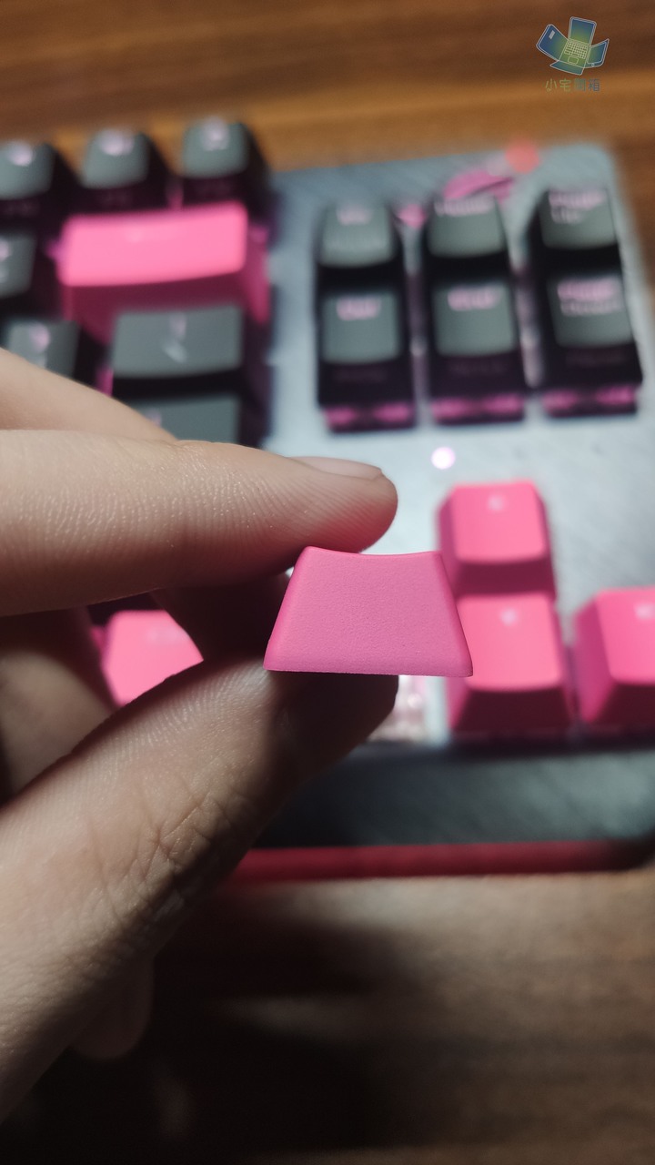 點我看大圖 【小宅開箱】ASUS ROG Strix Scope TKL Electro Punk 機械式電競鍵盤