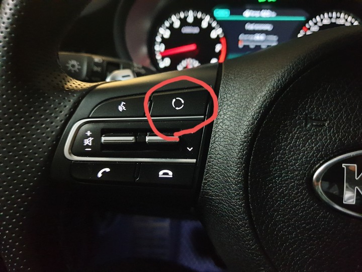 開了快滿一年的KIA Stinger 3.3, 一些有趣的功能跟買下它的理由