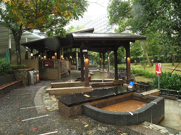 礁溪溫泉公園 與 礁溪旅遊服務中心 — 免費泡腳池,C/P值超高,還有日式裸湯與溫泉泳池 — 宜蘭獨立設縣70周年紀念集章活動 集章景點《7》