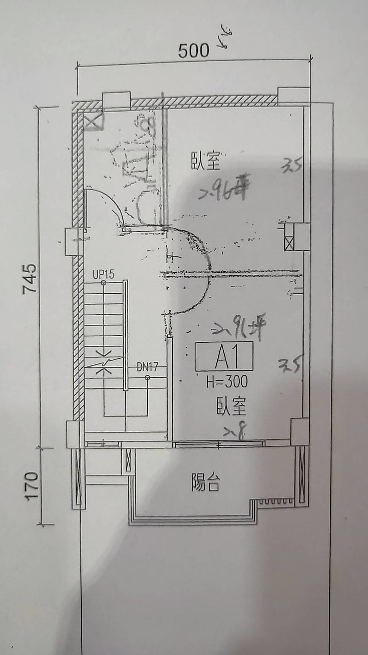 請問建坪36這樣的格局可以嗎？圖二是原本二三樓的格局圖三是我們想改的，我們的主臥我覺得有點小我的床是有床頭櫃加大雙人床，衣櫥我應該不會放主臥會移到後面房間，主臥只有加大雙人床跟一個梳妝臺，不曉得這樣的空間是否理想😅