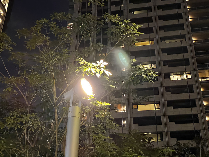 iPhone 12 Pro 夜拍對比 Nikon D850 夜拍直出