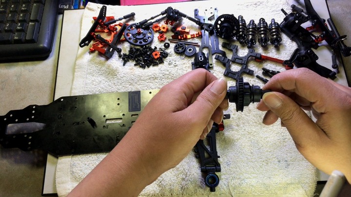 【遙控車開箱】又來一台便宜的遙控汽車 SNRC 120002 R3-G中置馬達電動房車