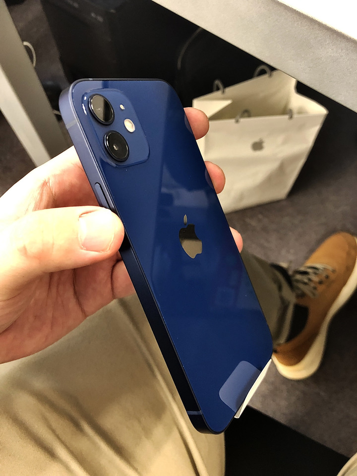 Iphone12藍色實機超美，有接近預告片質感，蘋果旗艦店體驗