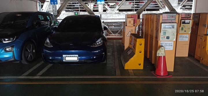 這位特斯拉model 3的車主, 是不是可以請您高抬貴手, 停在自己的車格線內呢?