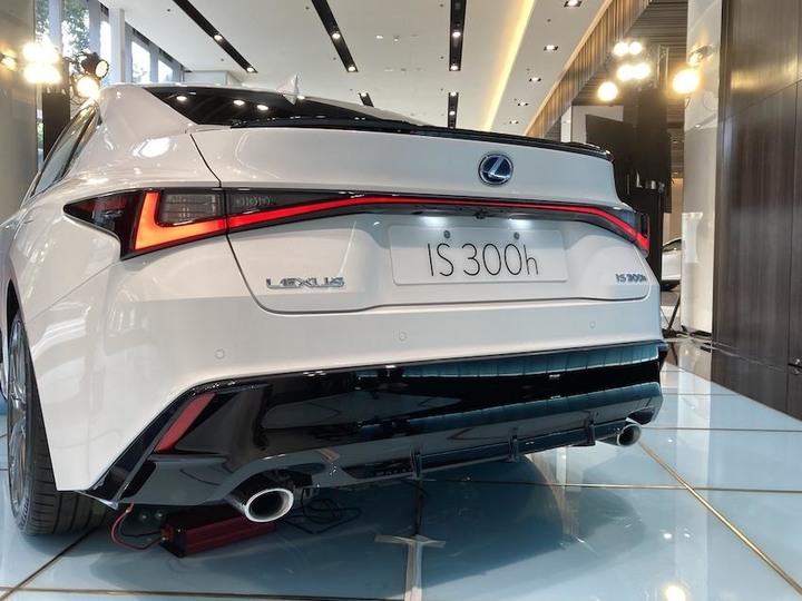 比改款前少了 40 萬元！Lexus IS 車系 12 月台灣開賣