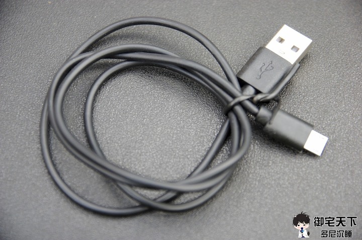 開箱文|【LINDY】迷你型 HDMI 1.4 10.2G 一進二出分配器-輕鬆同步輸出 2 組 HDMI 影像