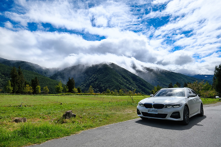 320i touring 白色 開箱