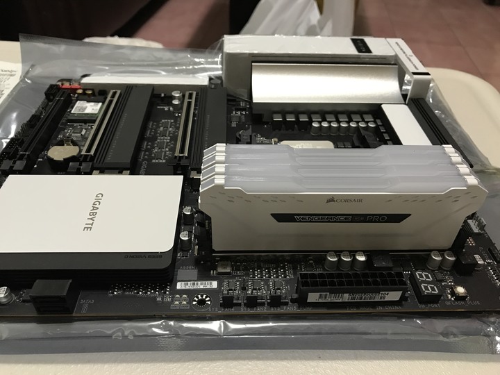 【純分享】開箱技嘉RTX3080 Vision搭配純白主機