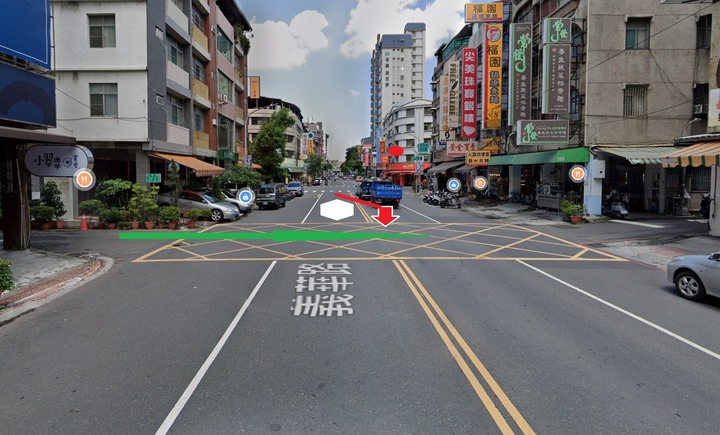車禍 小十字路口 橫向撞直行機車 對方跨越雙黃線逆向撞到我 請問肇責問題