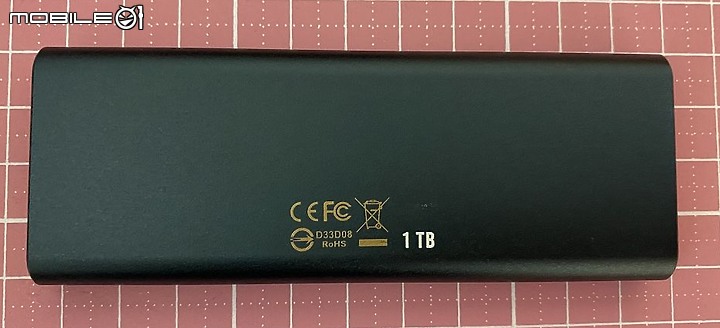 點我看大圖 IP68 等級可以丟到水裡的外接 SSD PD1000 開箱