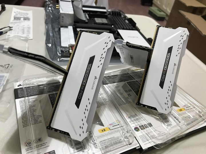 【純分享】開箱技嘉RTX3080 Vision搭配純白主機