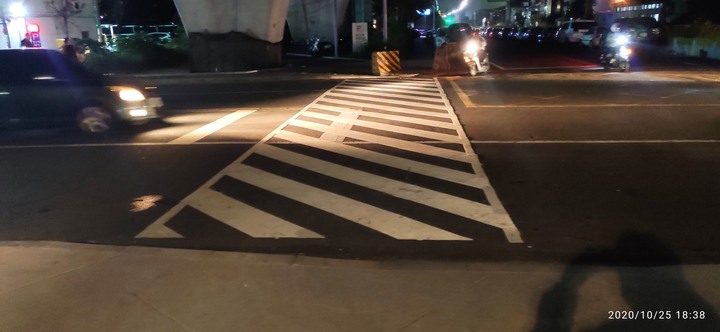 路口的"斜白線"是行人穿越道嗎?