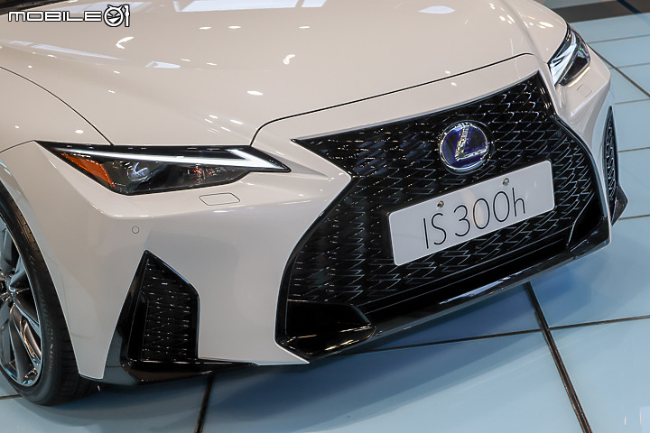 【採訪】Lexus 小改款 IS 300h 國內亮相,全面進化大幅降價 190~199 萬元開始預接單!