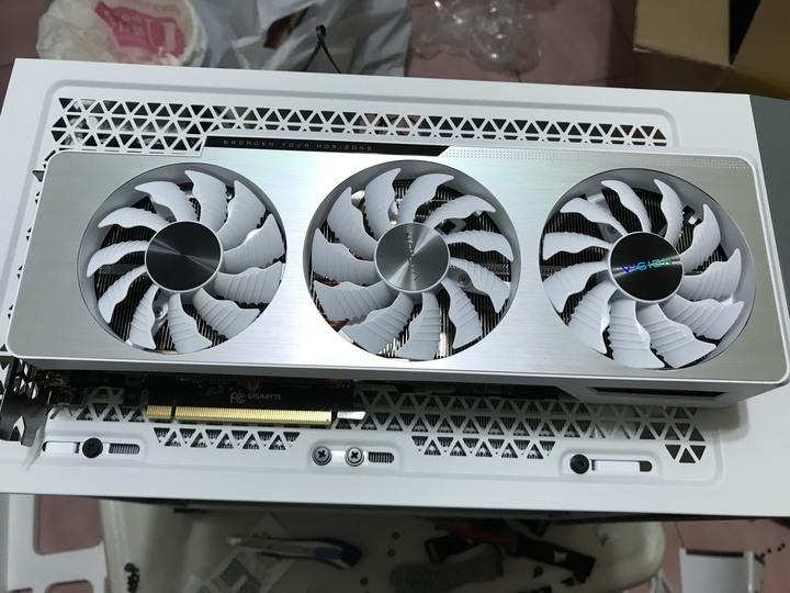 【純分享】開箱技嘉RTX3080 Vision搭配純白主機