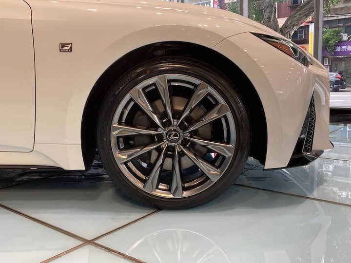 比改款前少了 40 萬元！Lexus IS 車系 12 月台灣開賣