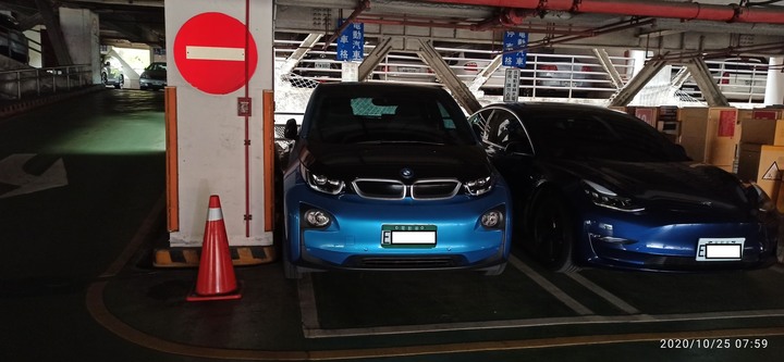 這位特斯拉model 3的車主, 是不是可以請您高抬貴手, 停在自己的車格線內呢?