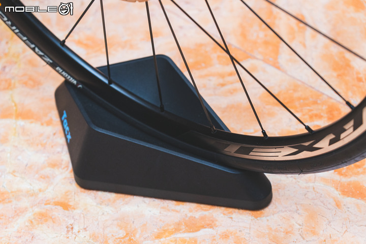 Tacx NEO 2T 智慧訓練台實測分享 細膩踩踏感與擬真的道路體驗!