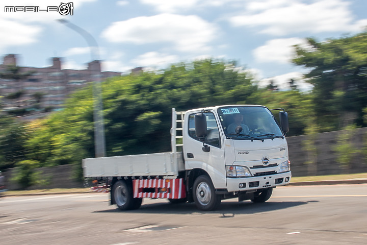 Hino 300 系列「Super 5」試駕 | 大家都能開的5噸貨車!