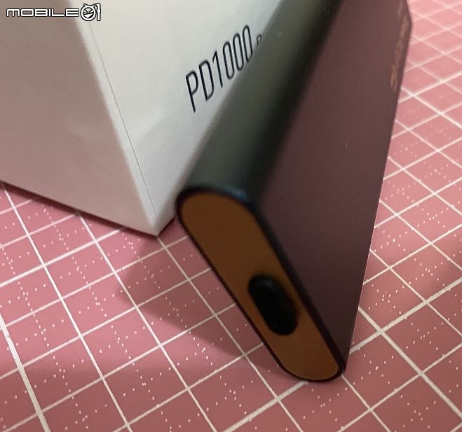 點我看大圖 IP68 等級可以丟到水裡的外接 SSD PD1000 開箱