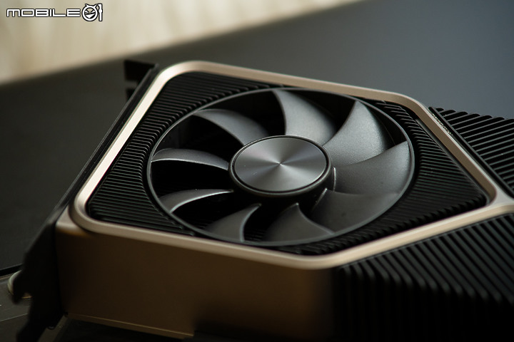點我看大圖 豐富層次質感、改良式貫通散熱 NVIDIA GeForce RTX 3080 Founders Edition 簡測