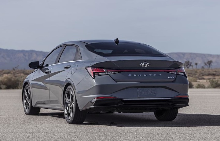 Altis 油電車的最強對手！Hyundai Elantra Hybrid 平均油耗突破 22 公里