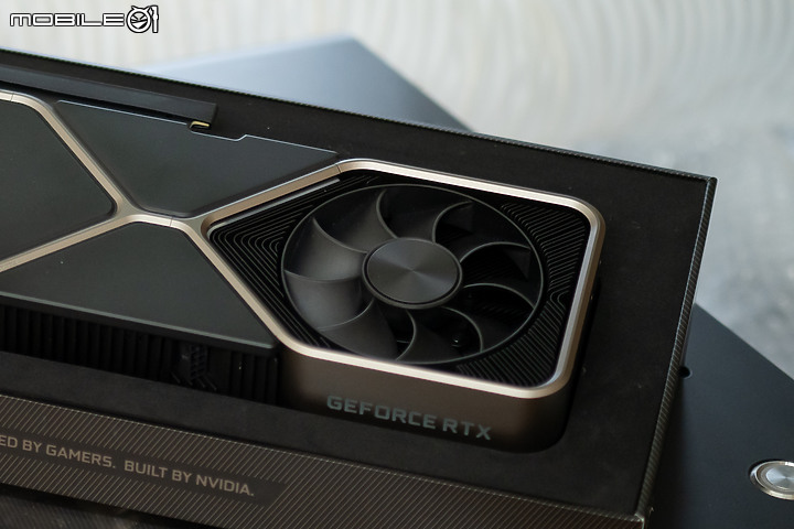 點我看大圖 豐富層次質感、改良式貫通散熱 NVIDIA GeForce RTX 3080 Founders Edition 簡測