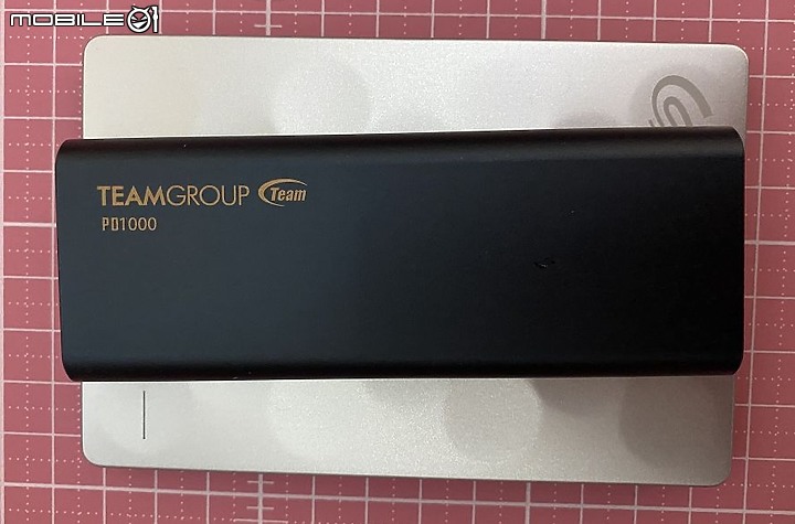 點我看大圖 IP68 等級可以丟到水裡的外接 SSD PD1000 開箱