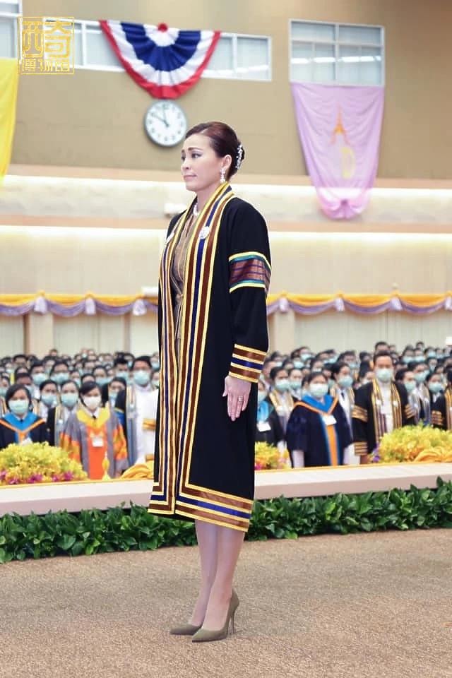泰國王后蘇提達又双叒叕畢業了！ ！太勵志，已經獲得40多博士學位
